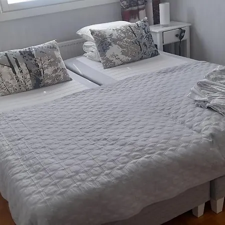 아파트 Spacious Near The Center Of 살로